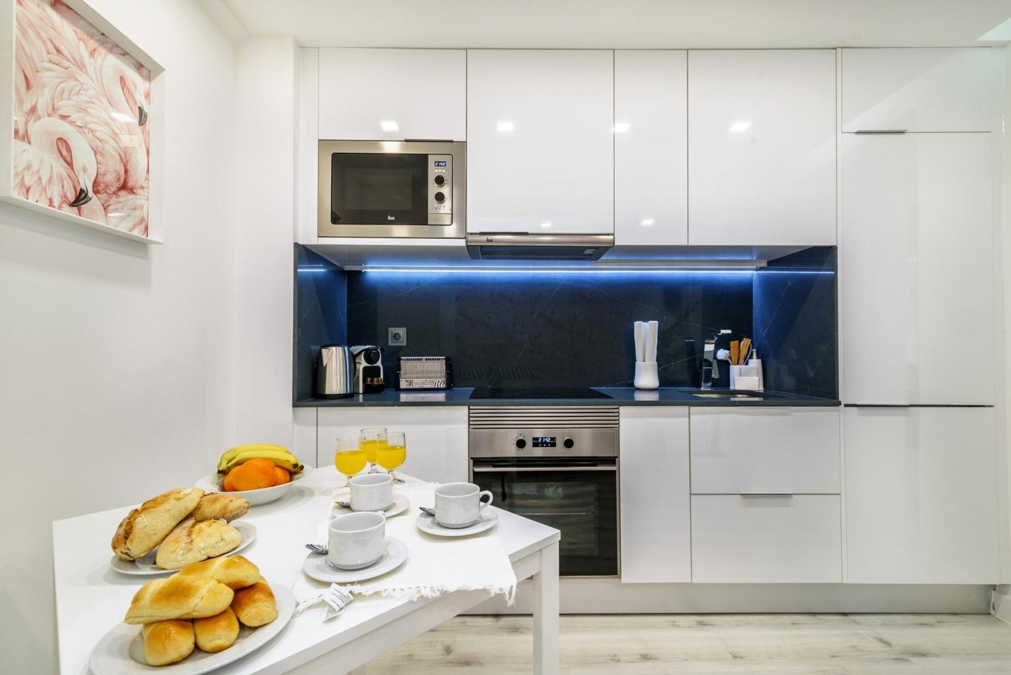 Whome City Chic Escape: Your Stylish Haven In Downtown Лісабон Екстер'єр фото