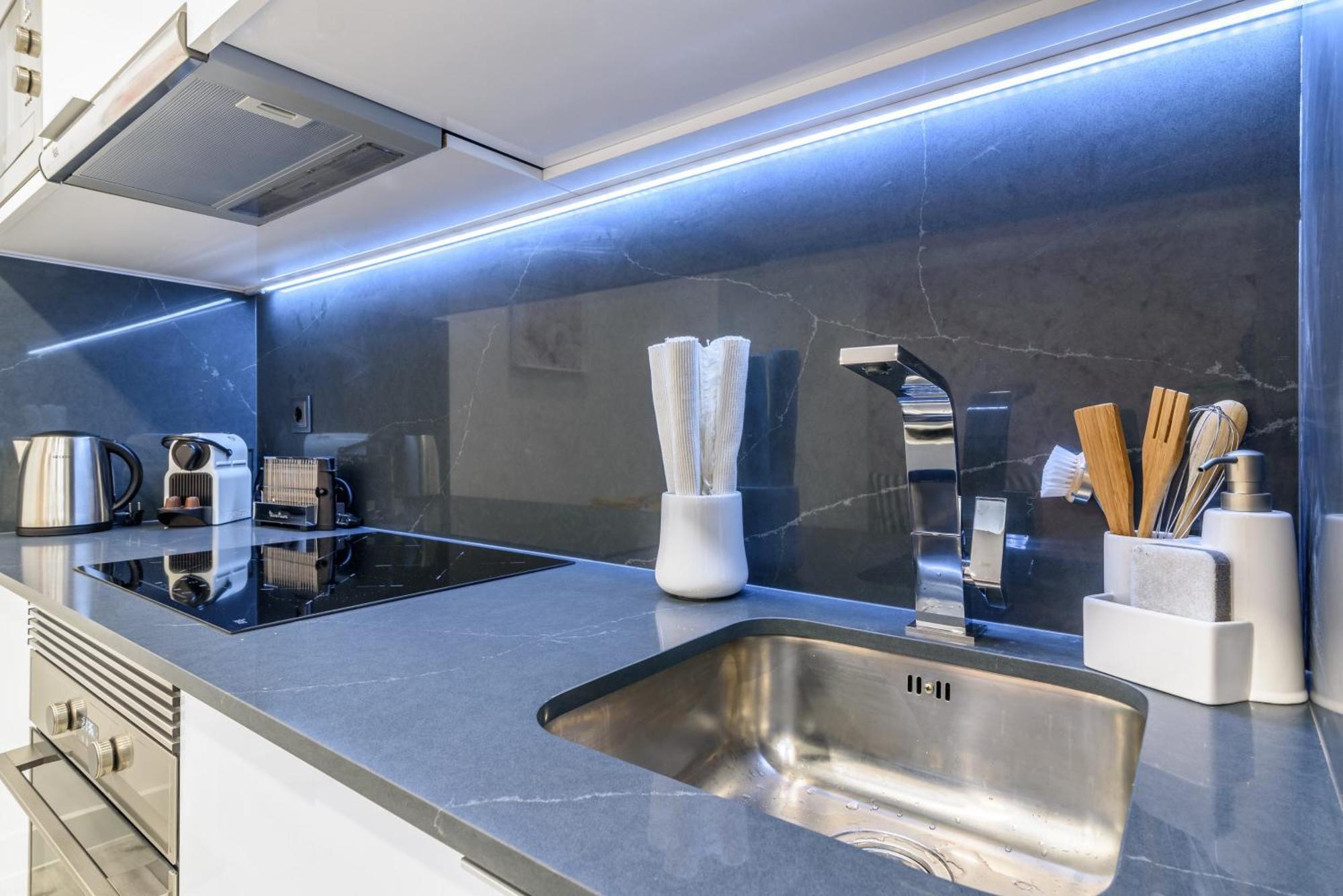 Whome City Chic Escape: Your Stylish Haven In Downtown Лісабон Екстер'єр фото