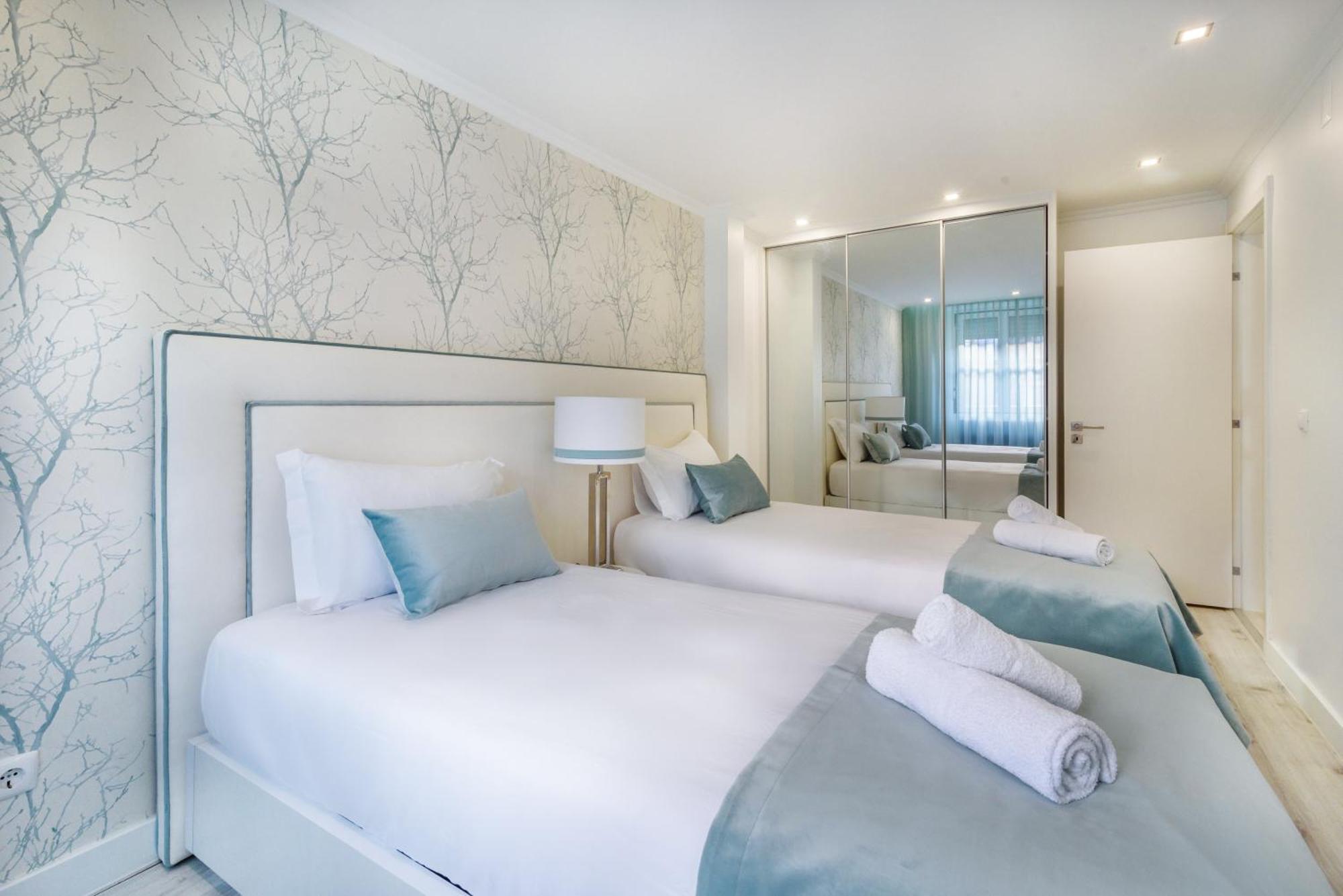 Whome City Chic Escape: Your Stylish Haven In Downtown Лісабон Екстер'єр фото