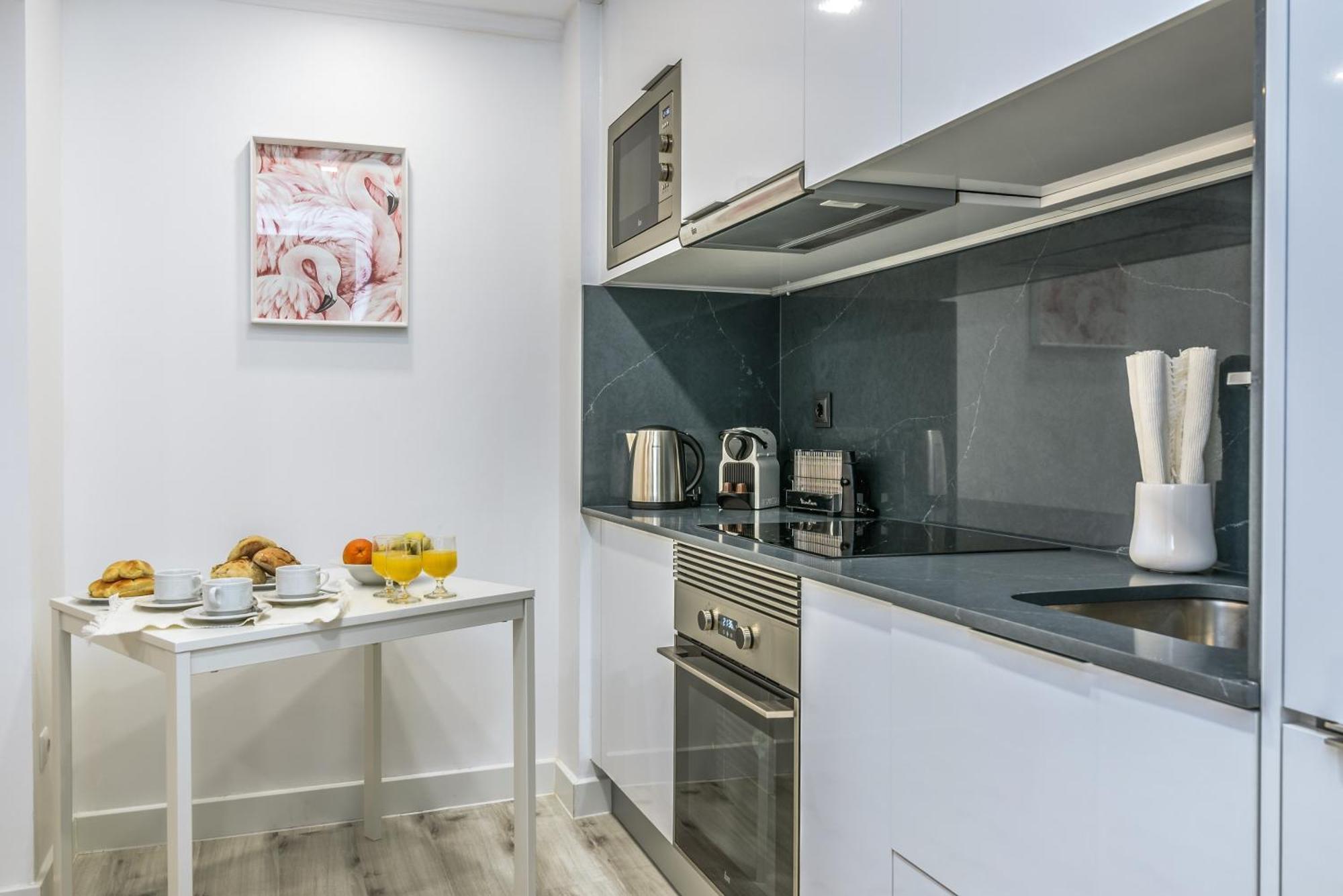 Whome City Chic Escape: Your Stylish Haven In Downtown Лісабон Екстер'єр фото