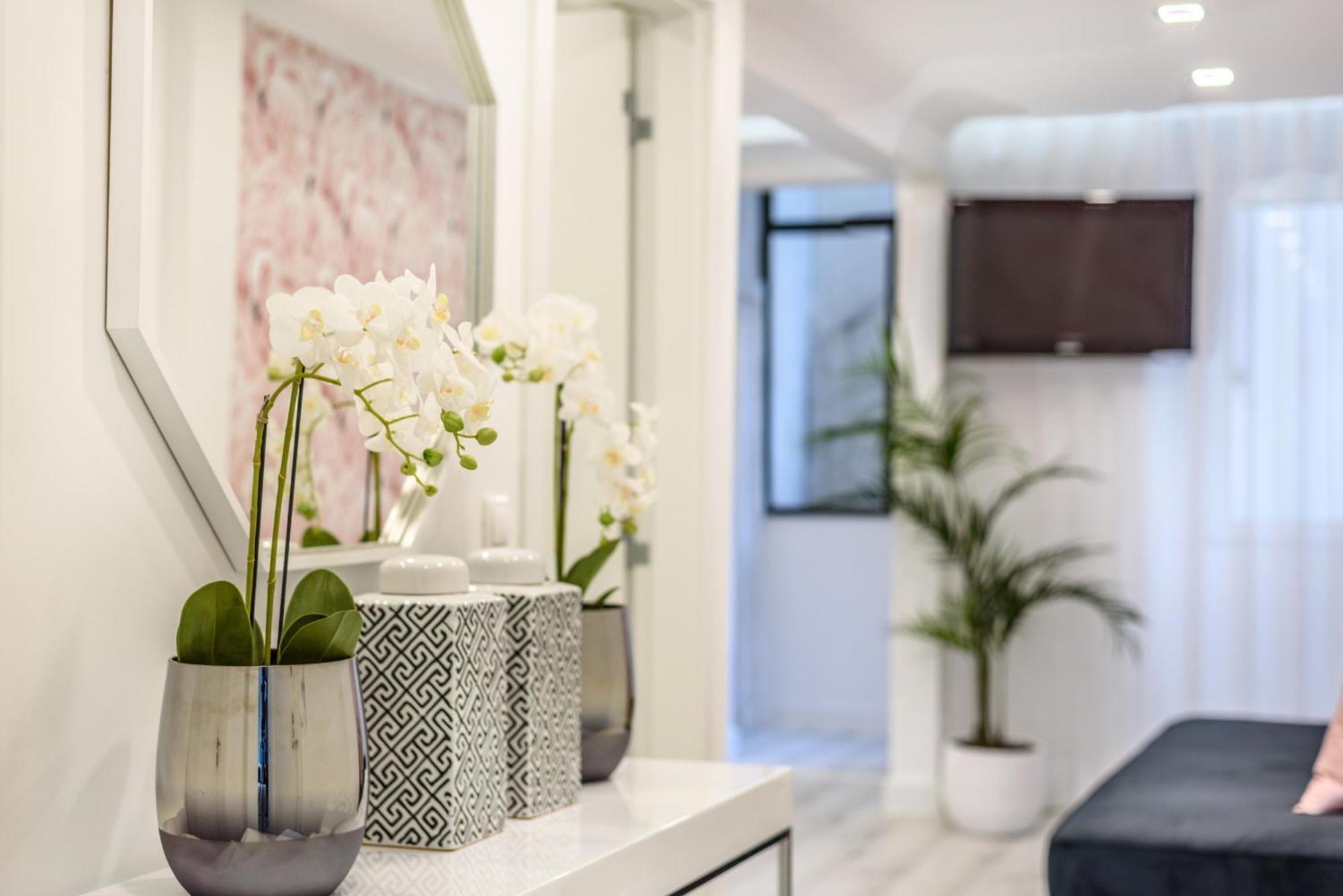 Whome City Chic Escape: Your Stylish Haven In Downtown Лісабон Екстер'єр фото