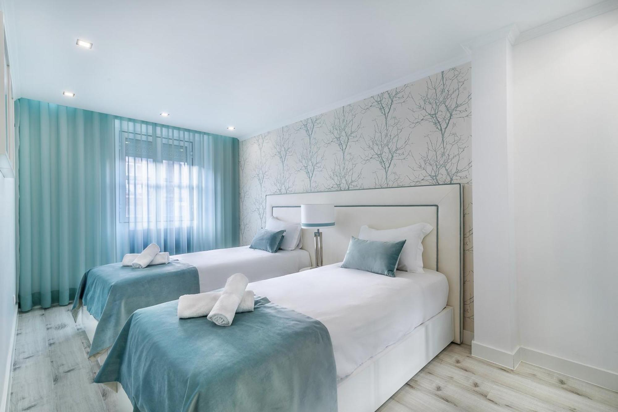 Whome City Chic Escape: Your Stylish Haven In Downtown Лісабон Екстер'єр фото