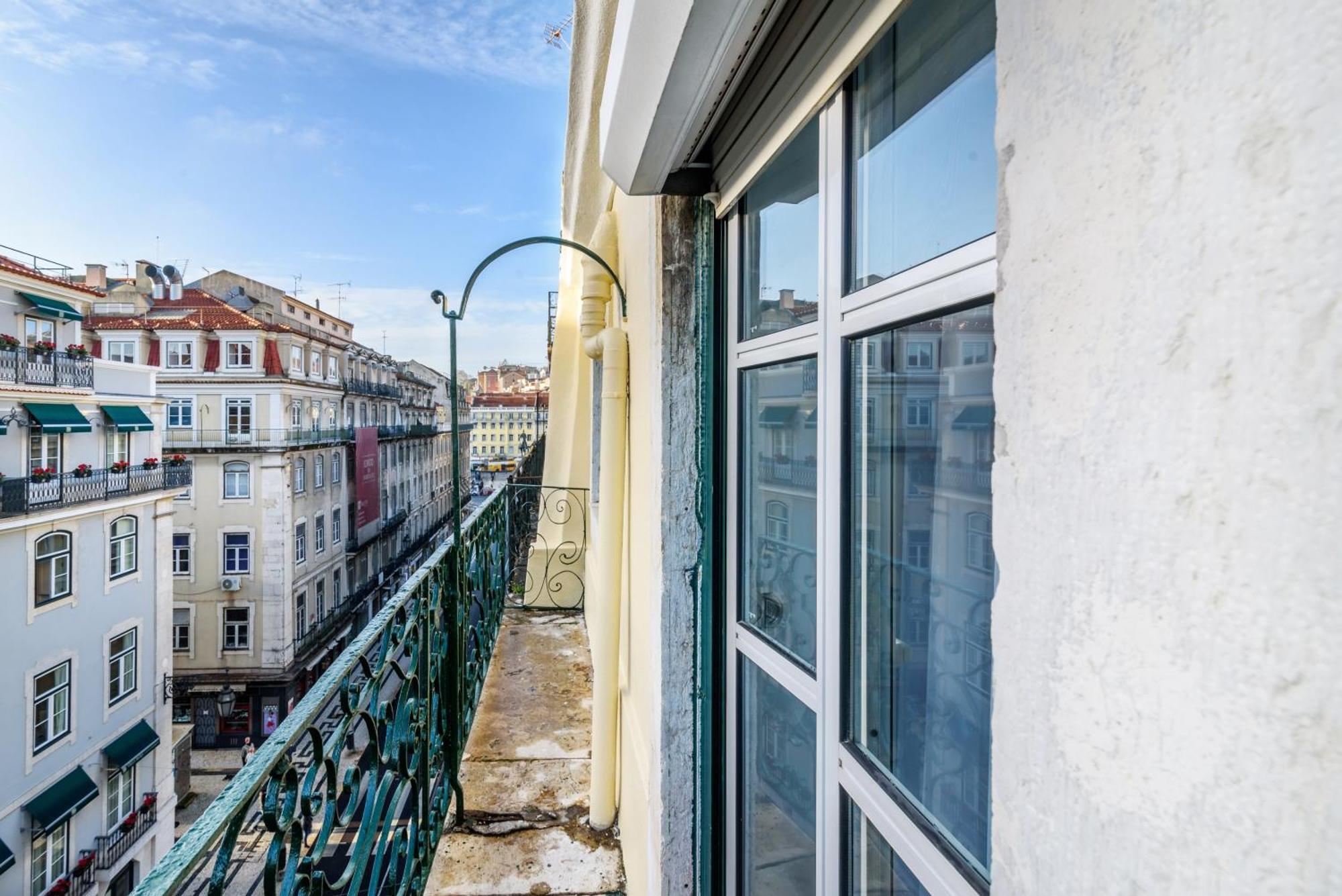 Whome City Chic Escape: Your Stylish Haven In Downtown Лісабон Екстер'єр фото