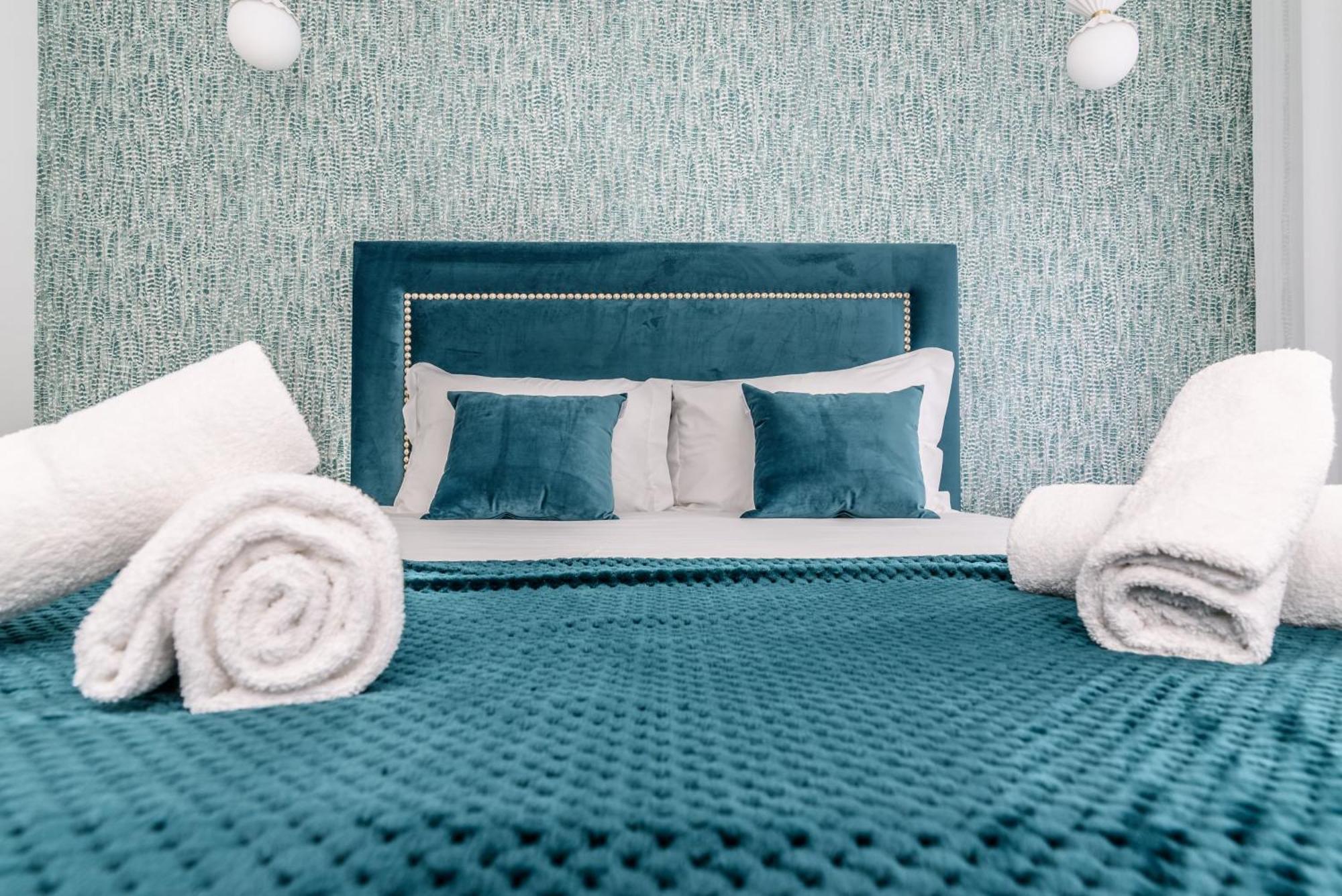 Whome City Chic Escape: Your Stylish Haven In Downtown Лісабон Екстер'єр фото
